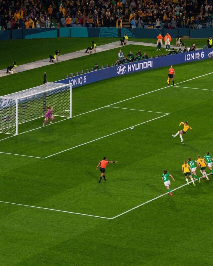 2007年，梅西冒雨训练（封面配图）